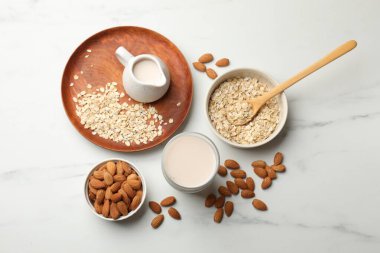 Yulaf gevreği, badem sütü ve fındıklar beyaz mermer masada, düz yatıyordu.