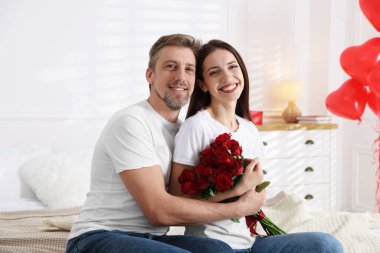 İçeride gül buketi olan mutlu bir çift. Sevgililer Günü kutlaması