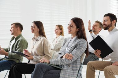 İş planlaması. Meslektaşlar ofiste toplantı yapıyorlar.