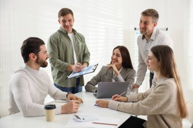 Ofiste tabloda, birlikte çalışan iş adamları