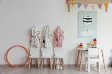 Farklı oyuncakları ve mobilyaları olan şık bir oyun odası. İç tasarım