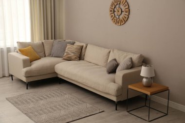 Modern rahat kanepeyle iç mekan çok şık.