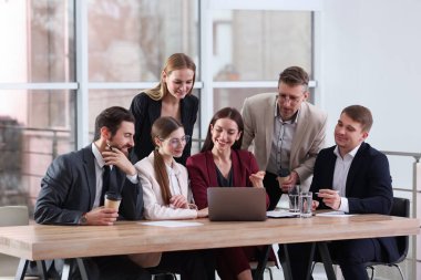 Ofiste tabloda, birlikte çalışan iş adamları