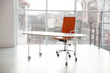 Ofiste şık bir masa ve sandalye. İç tasarım