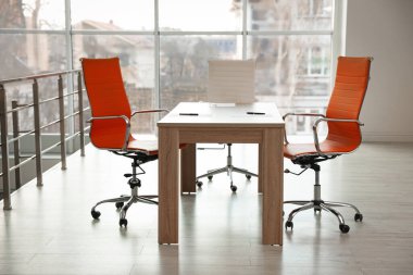 Şık bir masa ve ofiste sandalyeler. İç tasarım