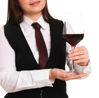 Beyaz arka planda kırmızı şarap kadehi olan profesyonel şarap garsonu.