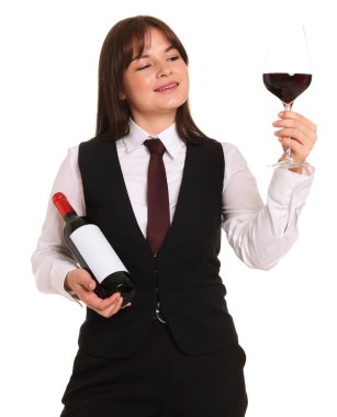 Beyaz arka planda kırmızı şarap ve şişe kadehi olan profesyonel şarap garsonu.