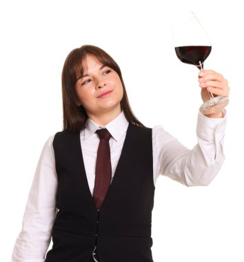 Beyaz arka planda kırmızı şarap kadehi olan profesyonel şarap garsonu.