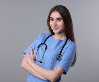 Gri arkaplanda tıbbi asistanın portresi