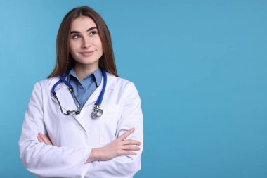 Açık mavi arkaplanda tıbbi asistanın portresi, metin için boşluk