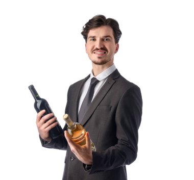 Beyaz arka planda şarap şişeleri olan profesyonel şarap garsonu.