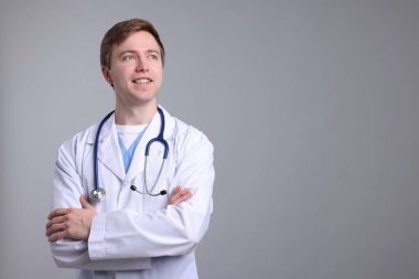 Gri arka planda tıbbi asistanın portresi. Metin için boşluk