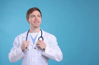 Açık mavi arkaplanda tıbbi asistanın portresi, metin için boşluk