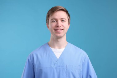 Açık mavi arkaplanda tıbbi asistanın portresi