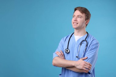 Açık mavi arkaplanda tıbbi asistanın portresi, metin için boşluk