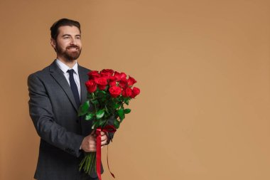 Sevgililer Günü. Bej arka planda gül buketi olan bir adam. Metin için boşluk