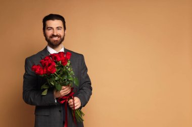 Sevgililer Günü. Bej arka planda gül buketi olan bir adam. Metin için boşluk