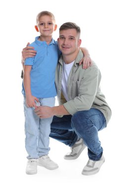 Babası ve oğlu beyaz arka planda.