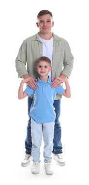 Babası ve oğlu beyaz arka planda.