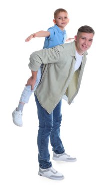 Baba ve oğlu beyaz arka planda eğleniyorlar.