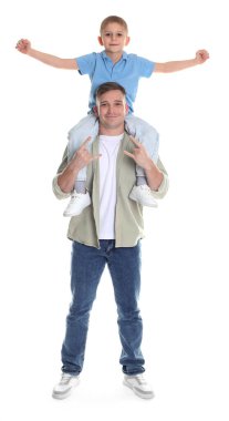 Baba ve oğlu beyaz arka planda eğleniyorlar.