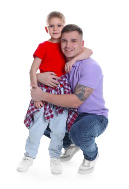 Babası ve oğlu beyaz arka planda.