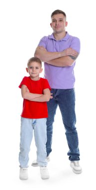 Babası ve oğlu beyaz arka planda.