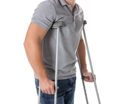 Beyaz arka planda koltuk değnekli adam, yakın plan