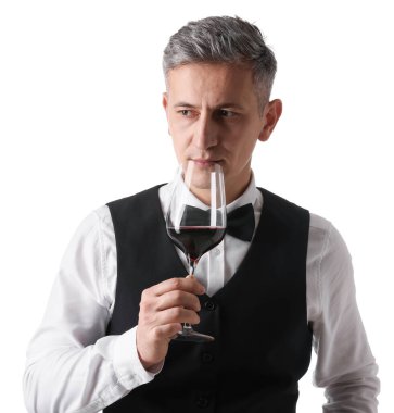 Profesyonel şarap garsonu beyaz arka planda kırmızı şarap tadıyor.