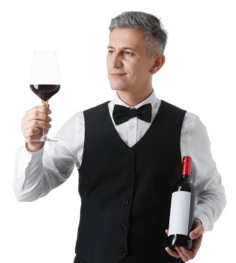 Beyaz arka planda kırmızı şarap ve şişe kadehi olan profesyonel şarap garsonu.