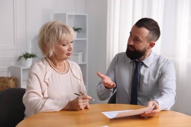 Tahta masadaki son vasiyet ve vasiyetname hakkında noter danışmanı.