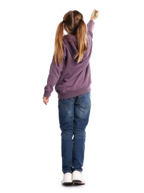 Beyaz arkaplan, arka plan üzerinde işaret olan bir şey çizen çocuk