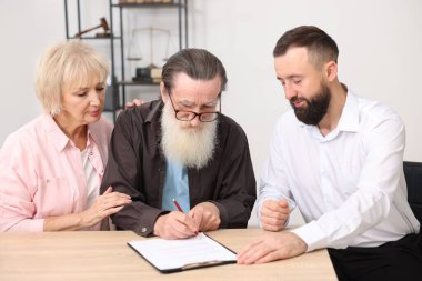 Noter danışmanı kıdemli çift ofiste son vasiyet ve vasiyetname hakkında