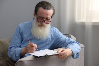 Son sınıf öğrencisi içeride koltukta son arzusunu ve vasiyetini imzalıyor.