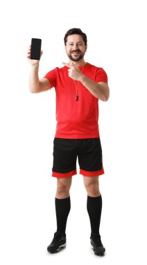 Beyaz arka planda akıllı telefonu olan üniformalı hakem.