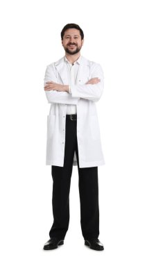 Beyaz arka planda çapraz kollu ceketli gülümseyen eczacı.