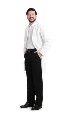 Beyaz arka planda ceketli gülümseyen eczacı.