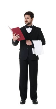 Beyaz arkaplanda havlu ve sert kapaklı menü taşıyan garson.