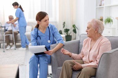 Bakıcı, huzurevindeki son sınıf kadınına iyi olup olmadığını soruyor.