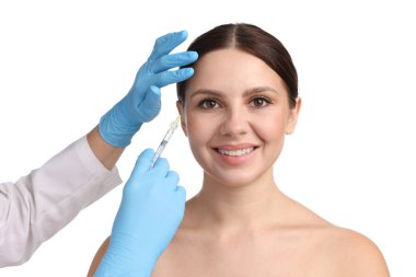 Estetik ameliyat. Doktor beyaz arka plandaki hastaya yüz enjeksiyonu yapıyor.