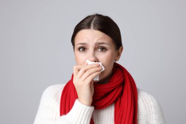 Hafif arka planda burnu akan bir kadın. Soğuk Semptom