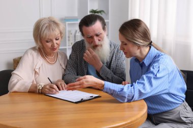 Tahta masadaki son vasiyet ve vasiyetname hakkında noter danışmanı çift.