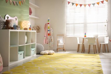 Oyuncakları ve mobilyaları olan şık bir oyun odası. İç tasarım