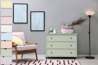 Mobilyalı ve dekorlu oturma odası. İç tasarım ve gölgeler palete uyuyor. Yılın rengi