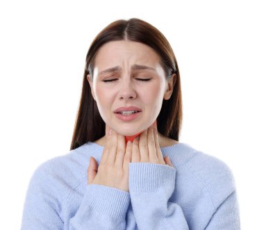 Beyaz arka planda boğaz ağrısı çeken bir kadın. Boynunda kırmızı bölge.