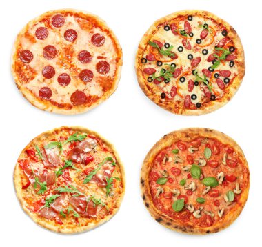 Beyaz, üst görünümde izole edilmiş farklı lezzetli pizzalar.