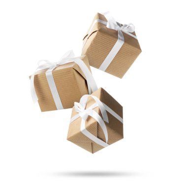 Beyaz arka planda havada uçan hediye kutuları