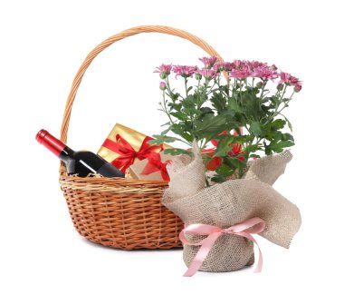 Hediye sepeti ve beyaz arka planda güzel çiçekler.
