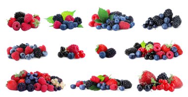 Beyaza izole edilmiş taze böğürtlen karışımı.