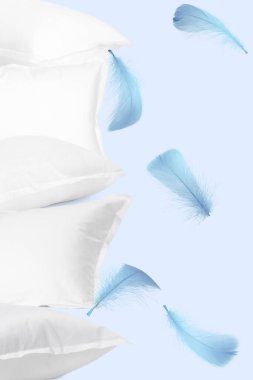 Mavi arka planda uçan yastıklar ve tüyler. Rahat uyu, poster.